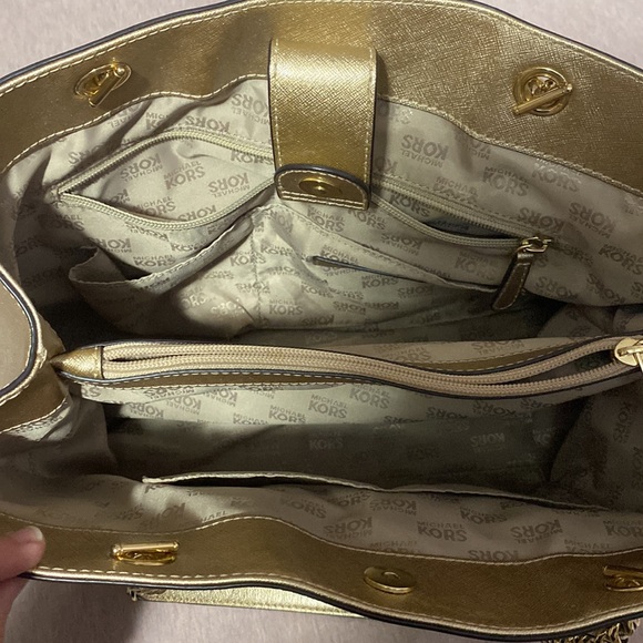 Gold handbag in never used. - Picture 2 of 7